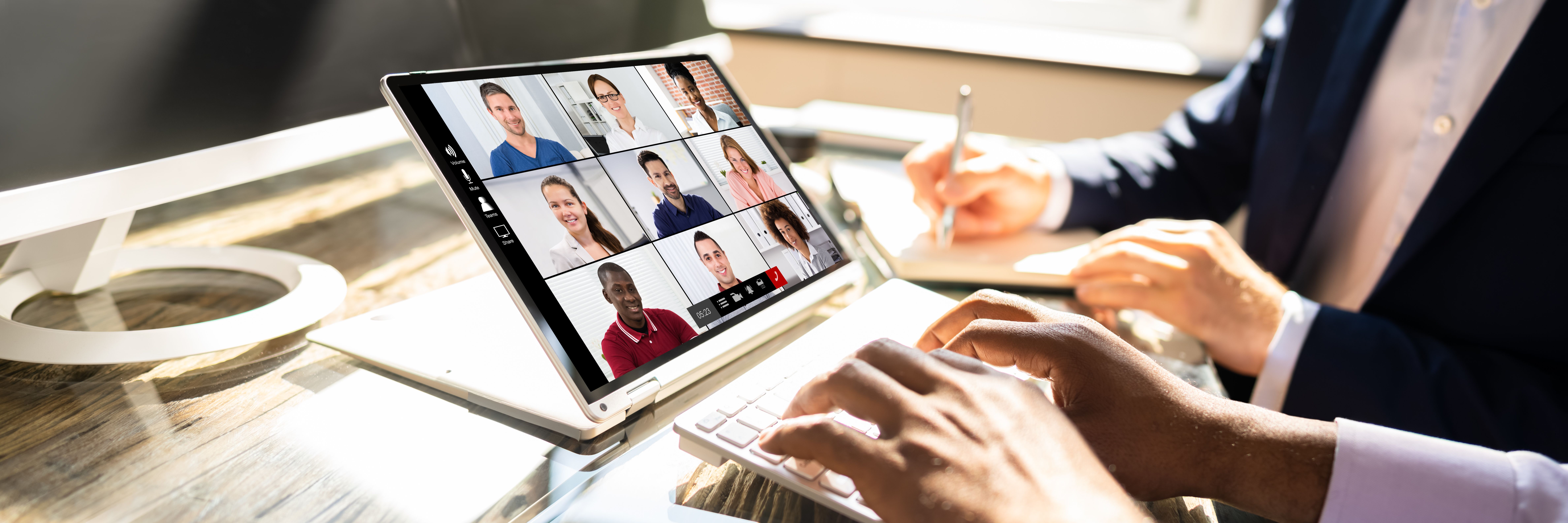 Image of people in live and online course